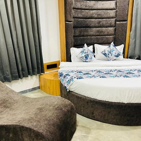 Hotel M Grand Ahmedabad Luaran gambar