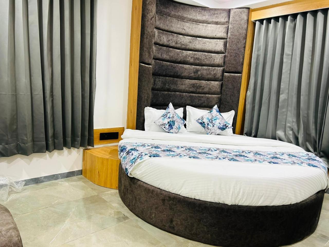 Hotel M Grand Ahmedabad Luaran gambar