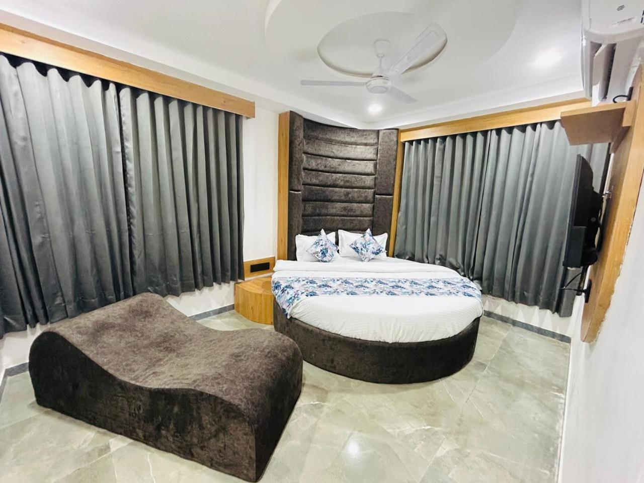 Hotel M Grand Ahmedabad Luaran gambar