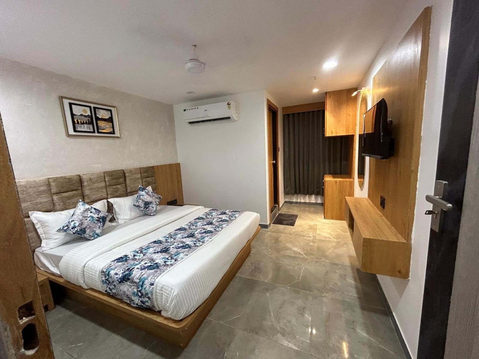 Hotel M Grand Ahmedabad Luaran gambar