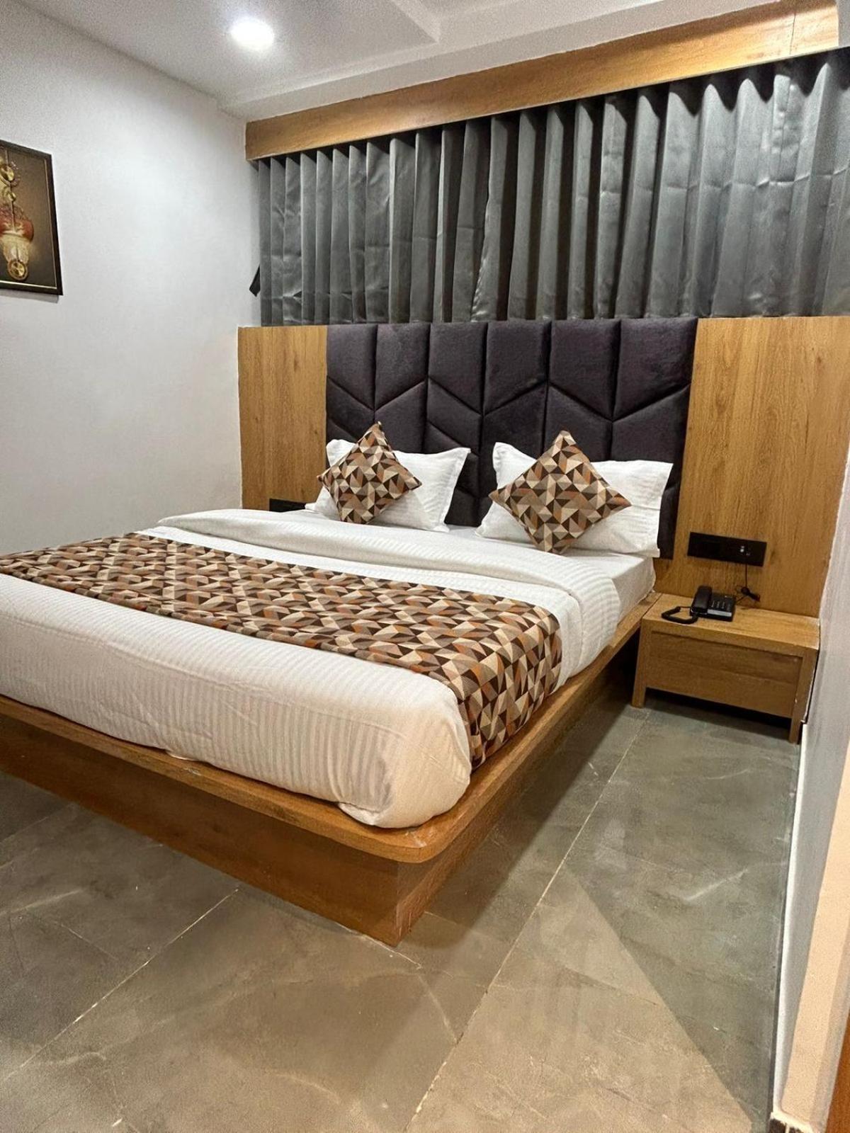 Hotel M Grand Ahmedabad Luaran gambar