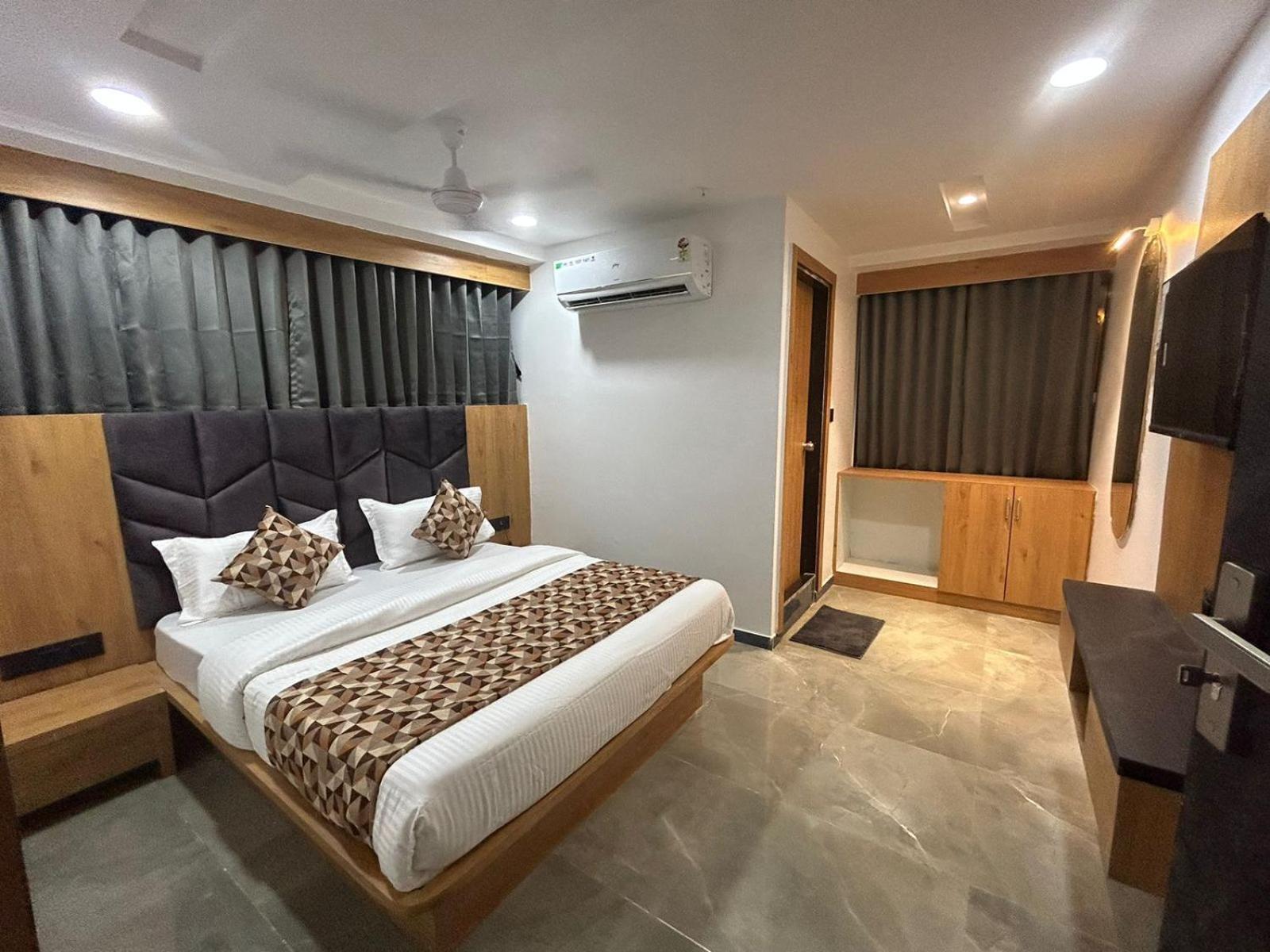 Hotel M Grand Ahmedabad Luaran gambar