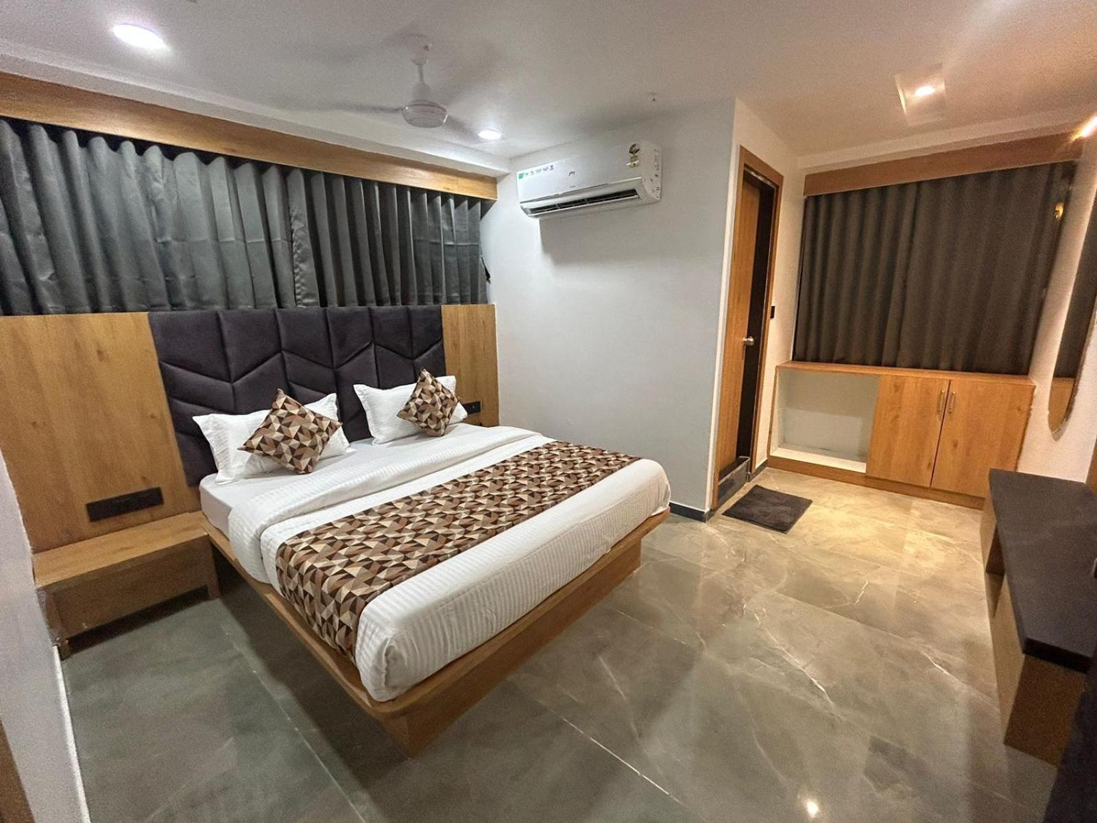 Hotel M Grand Ahmedabad Luaran gambar