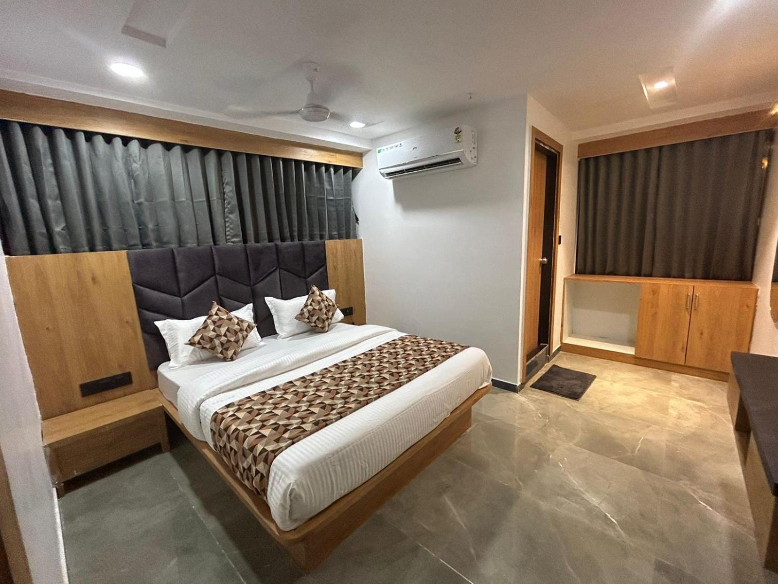Hotel M Grand Ahmedabad Luaran gambar