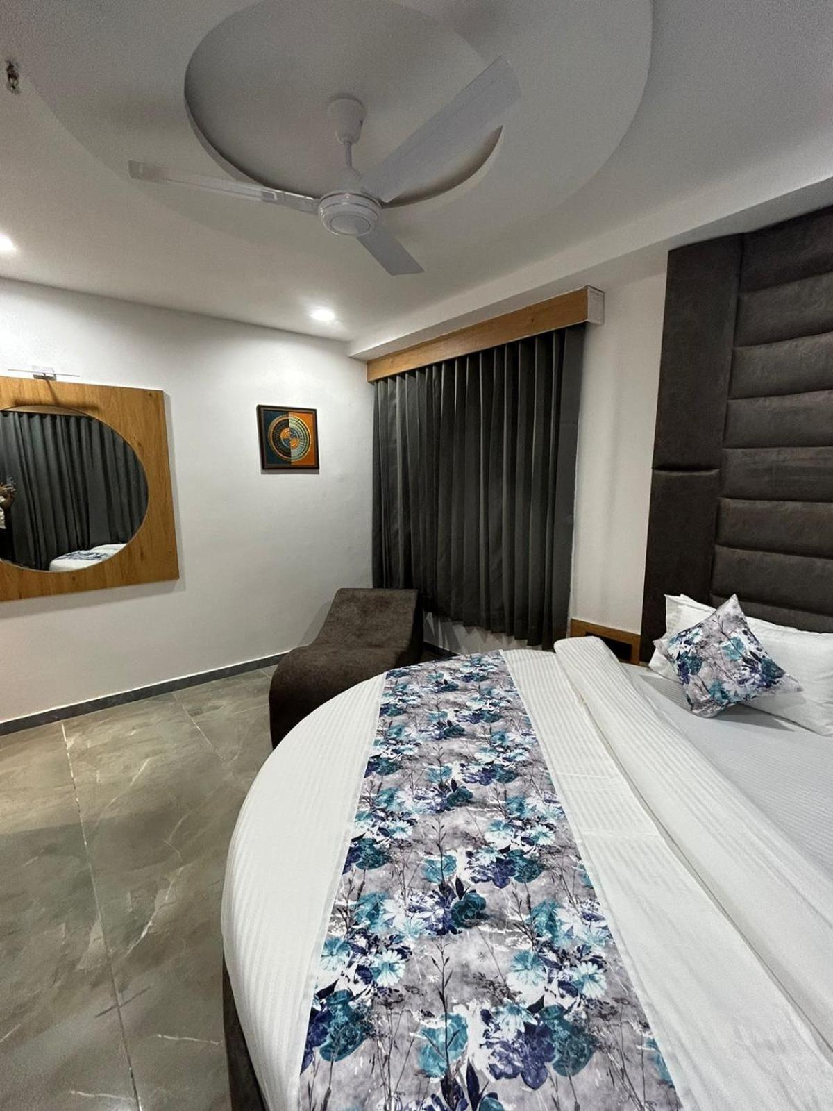Hotel M Grand Ahmedabad Luaran gambar