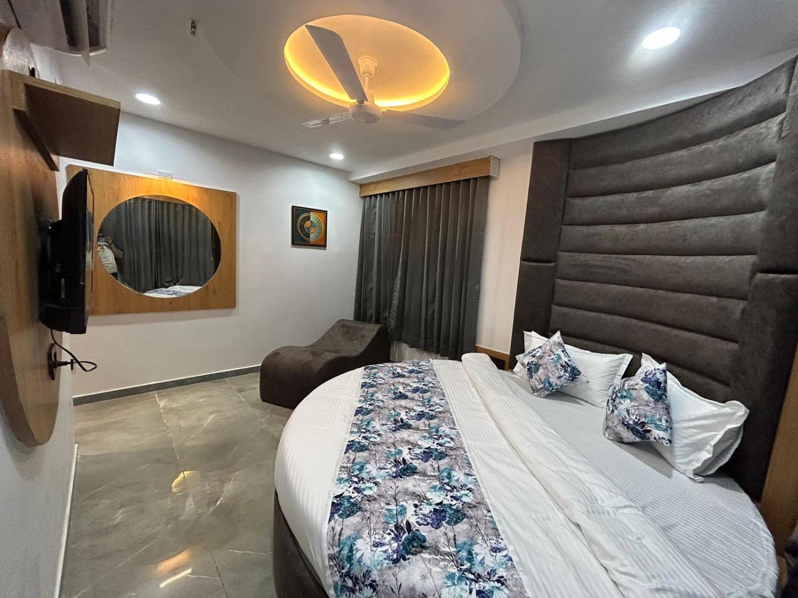 Hotel M Grand Ahmedabad Luaran gambar
